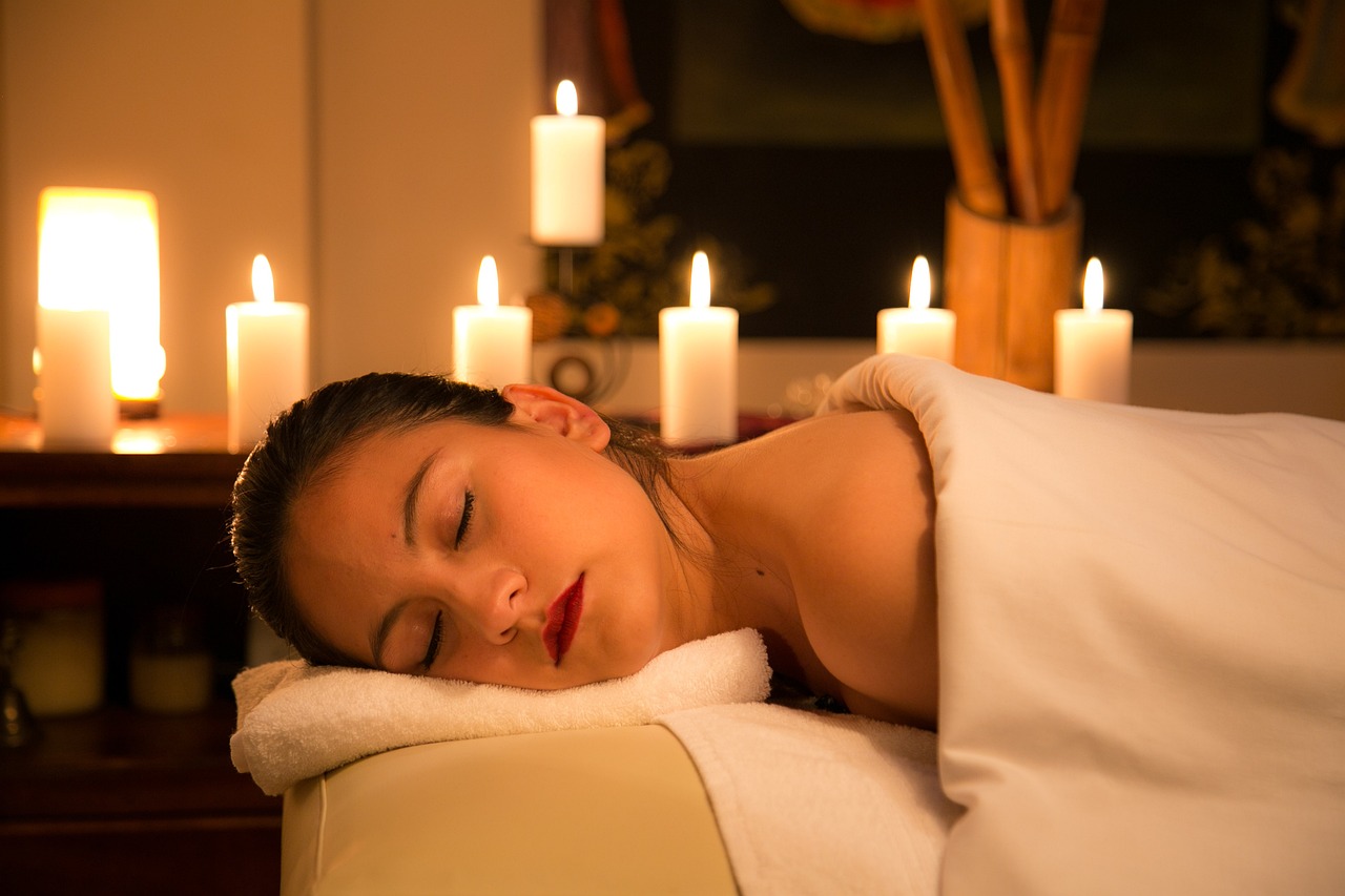 massage with candles stress relief